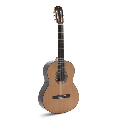 GUITARRA CLÁSICA ADMIRA A6 ELECTRIFICADA CON FISHMAN SERIE ARTESANÍA