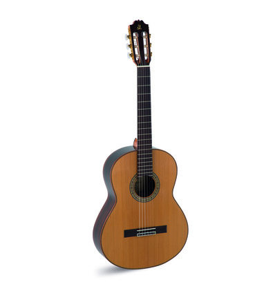 GUITARRA CLÁSICA ADMIRA A10 ELECTRIFICADA CON FISHMAN SERIE ARTESANÍA