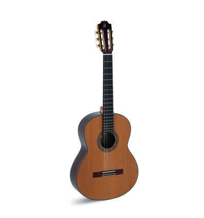 GUITARRA CLÁSICA ADMIRA A15 ELECTRIFICADA CON FISHMAN SERIE ARTESANÍA